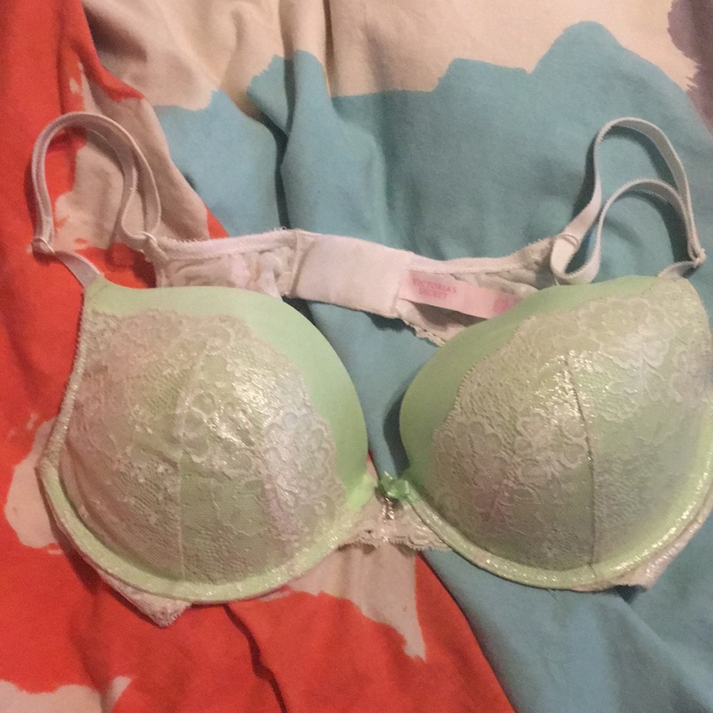 Victoria’s Secret bombshell bra